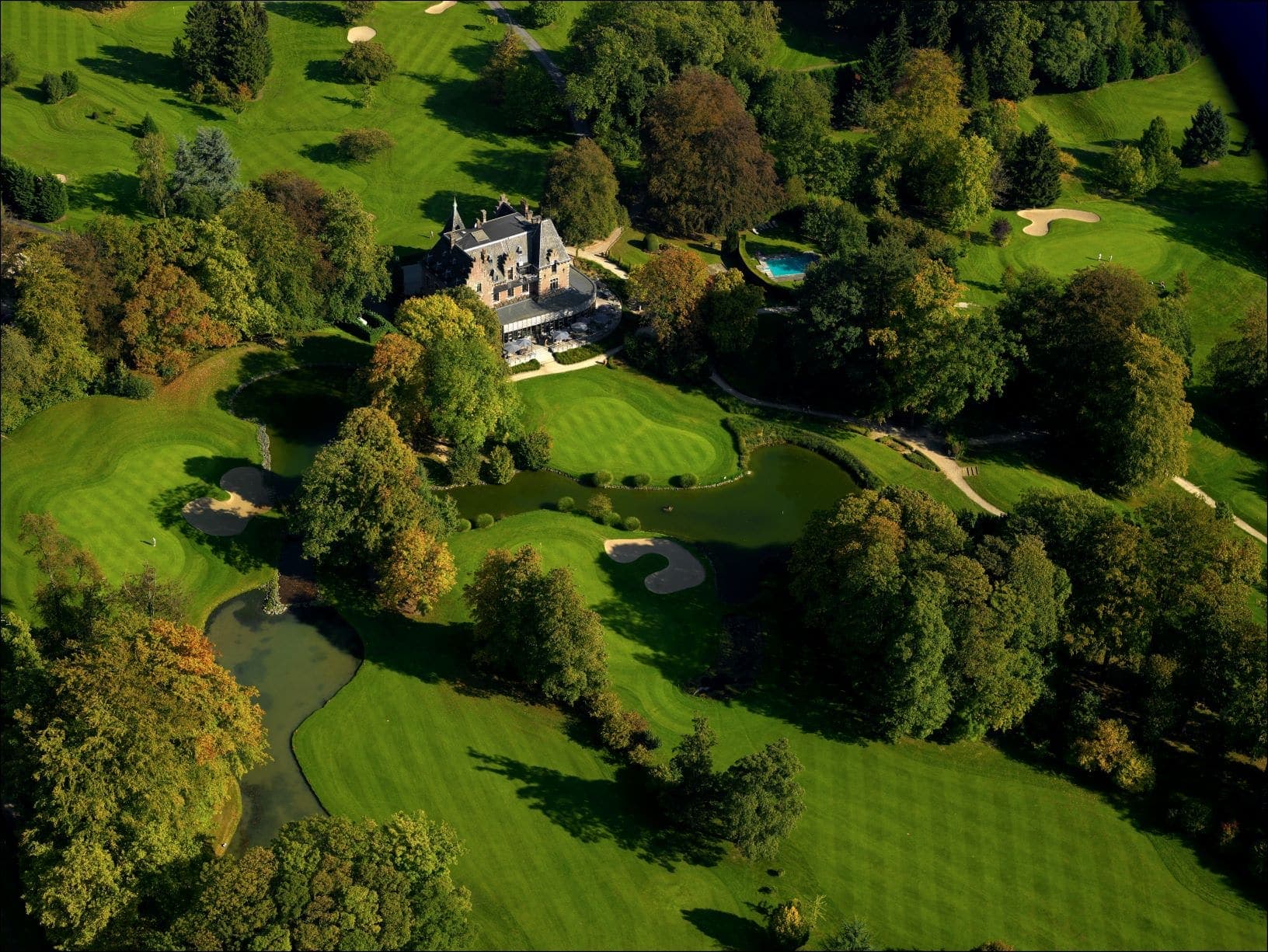 Aerial view of the Golf Club 7 Fontaines clubhouse overlooking a practice green