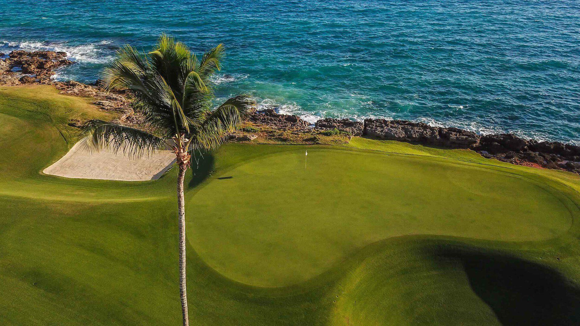 A smooth green placed next to the coast with sea views