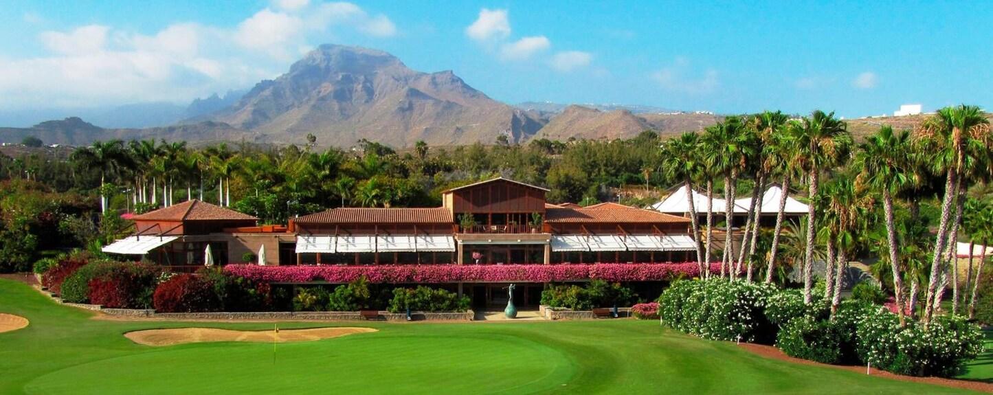 Outside view of the Las Americas clubhouse wit hthe mountains behind