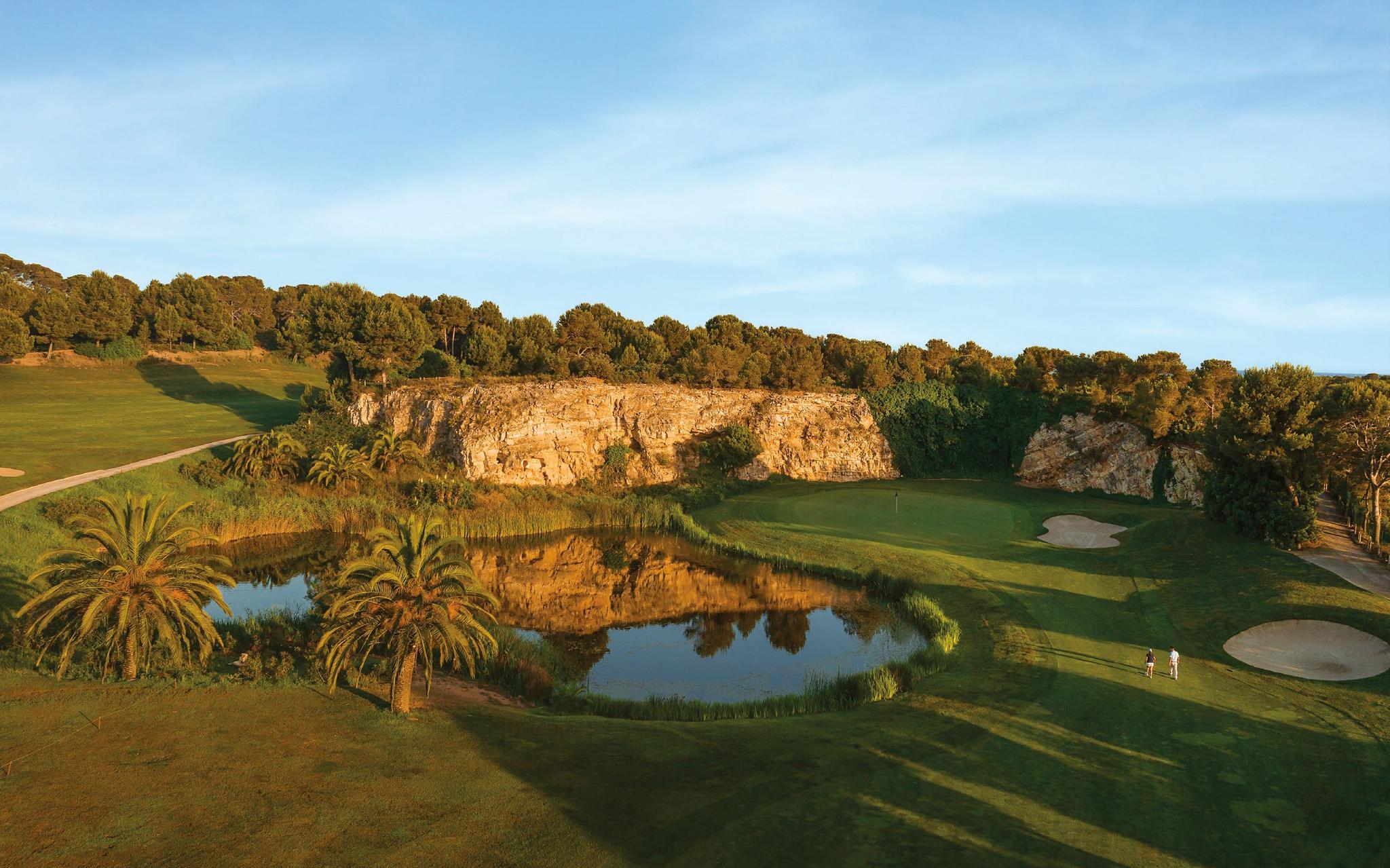 Green surrounded by water, cliff face and bunkers