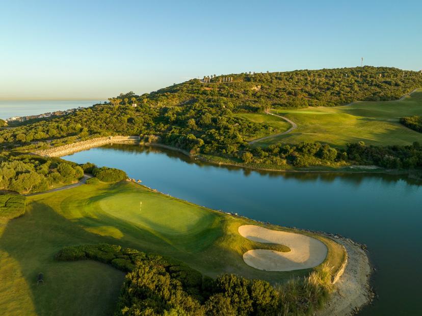 Aerial view of difficult approach shot over large water hazard