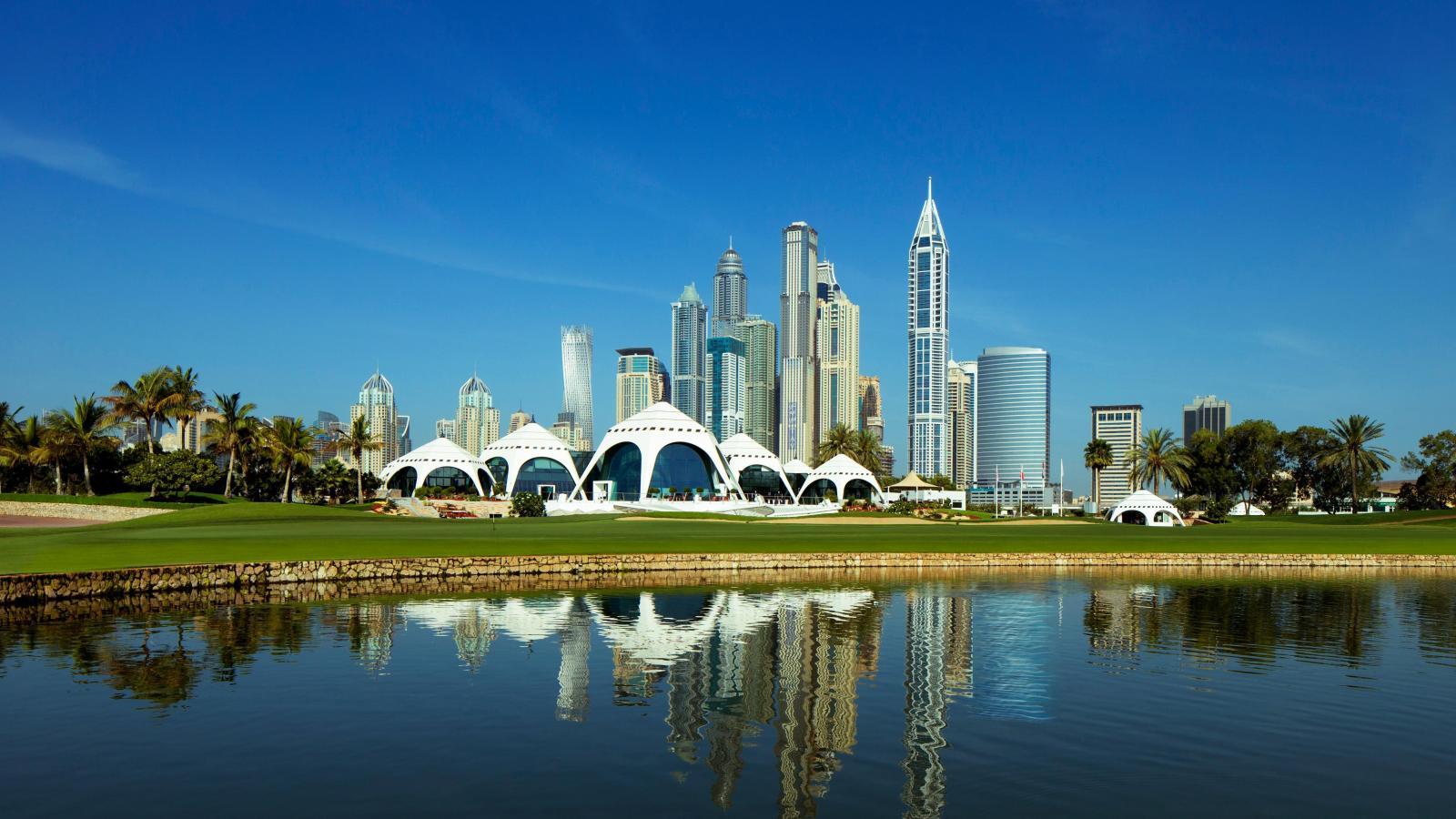 A large centralised water hazard on the Majlis Course reflecting the city views