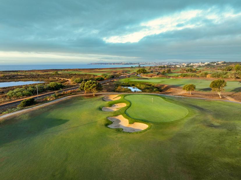 Manicured green with green sides bunkers
