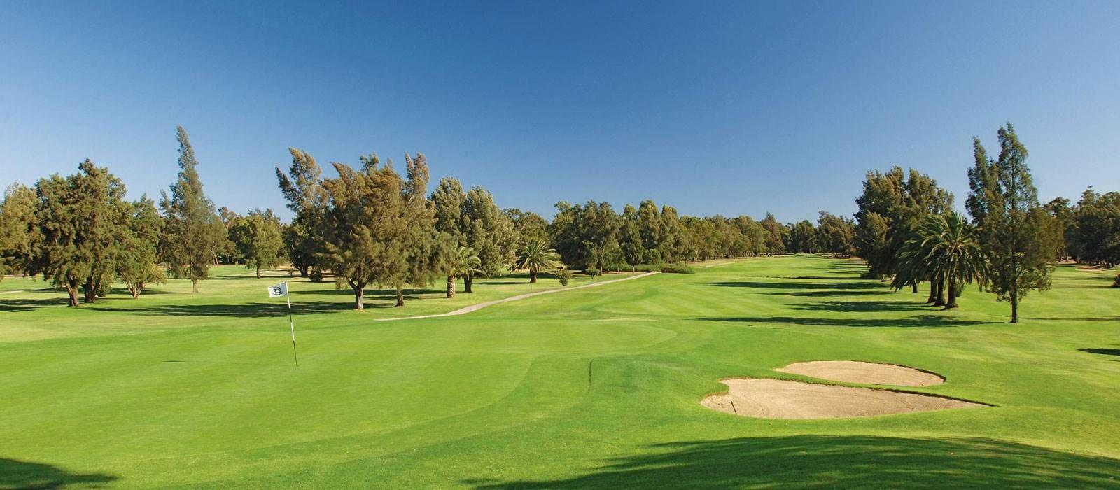 Sloping green with two green side bunkers