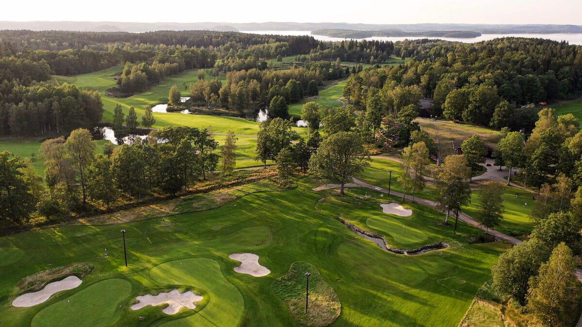Aerial view of the Öijared Resort nestled with sand bunkers