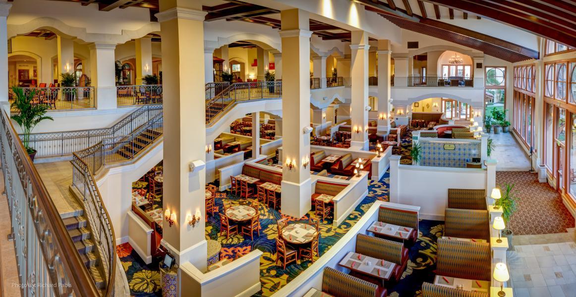 Restaurant and lounging area at the Rosen Shingle Creek with dinner tables and booths.