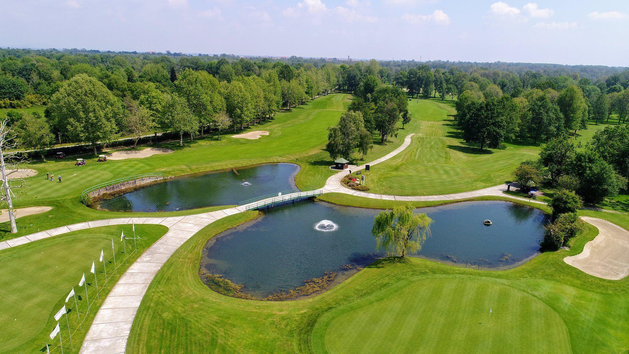 Aerial view of the course featuring a water hazard and a small bridge to navigate the course