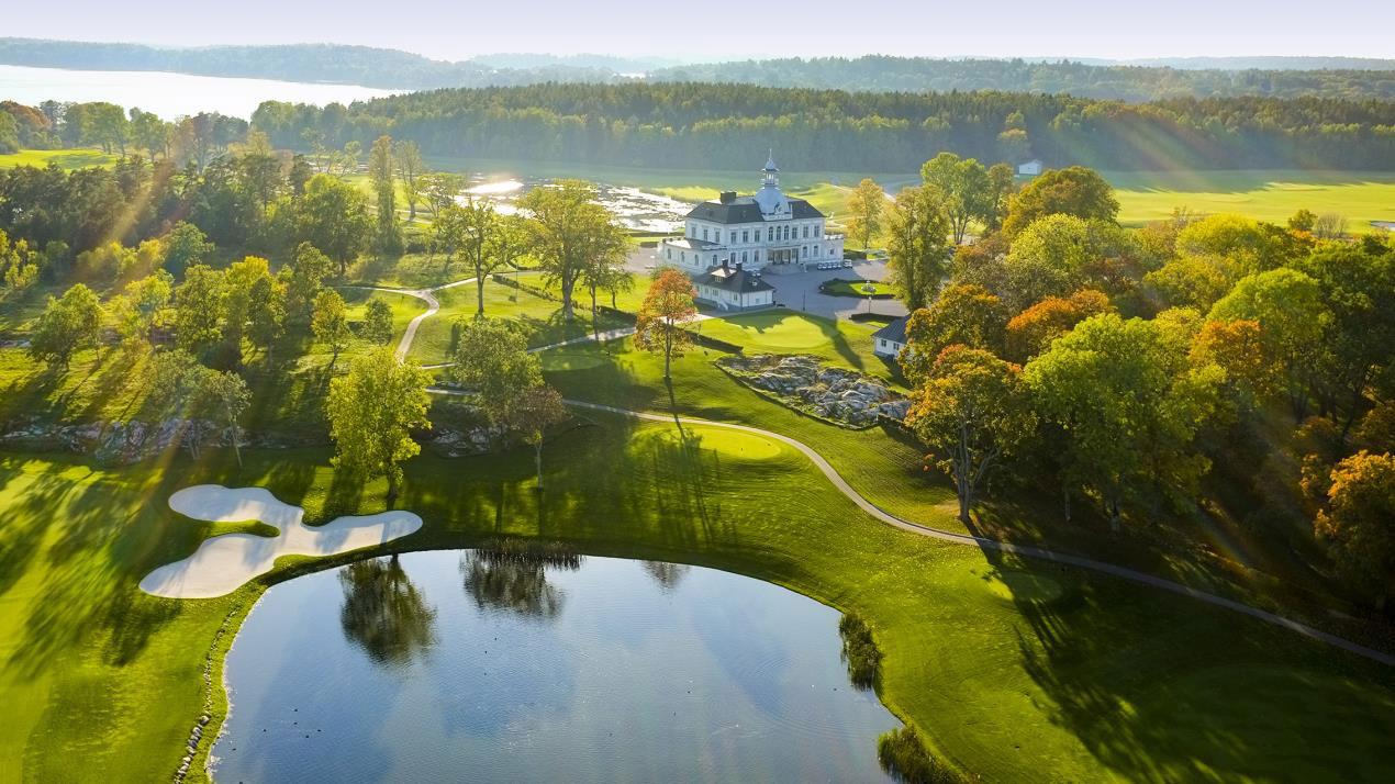 Overhead view of the sun shining onto the Bro Hof Slott clubhouse
