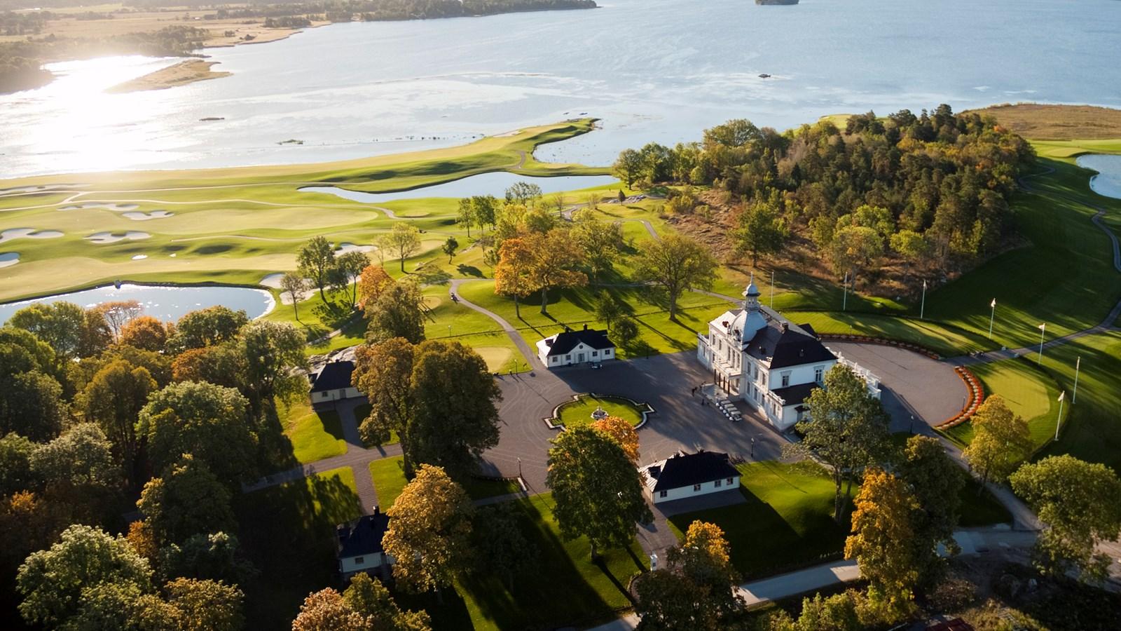 Overhead view of The Bro Hof Slott clubhouse with the sun shining onto The Stadium Course