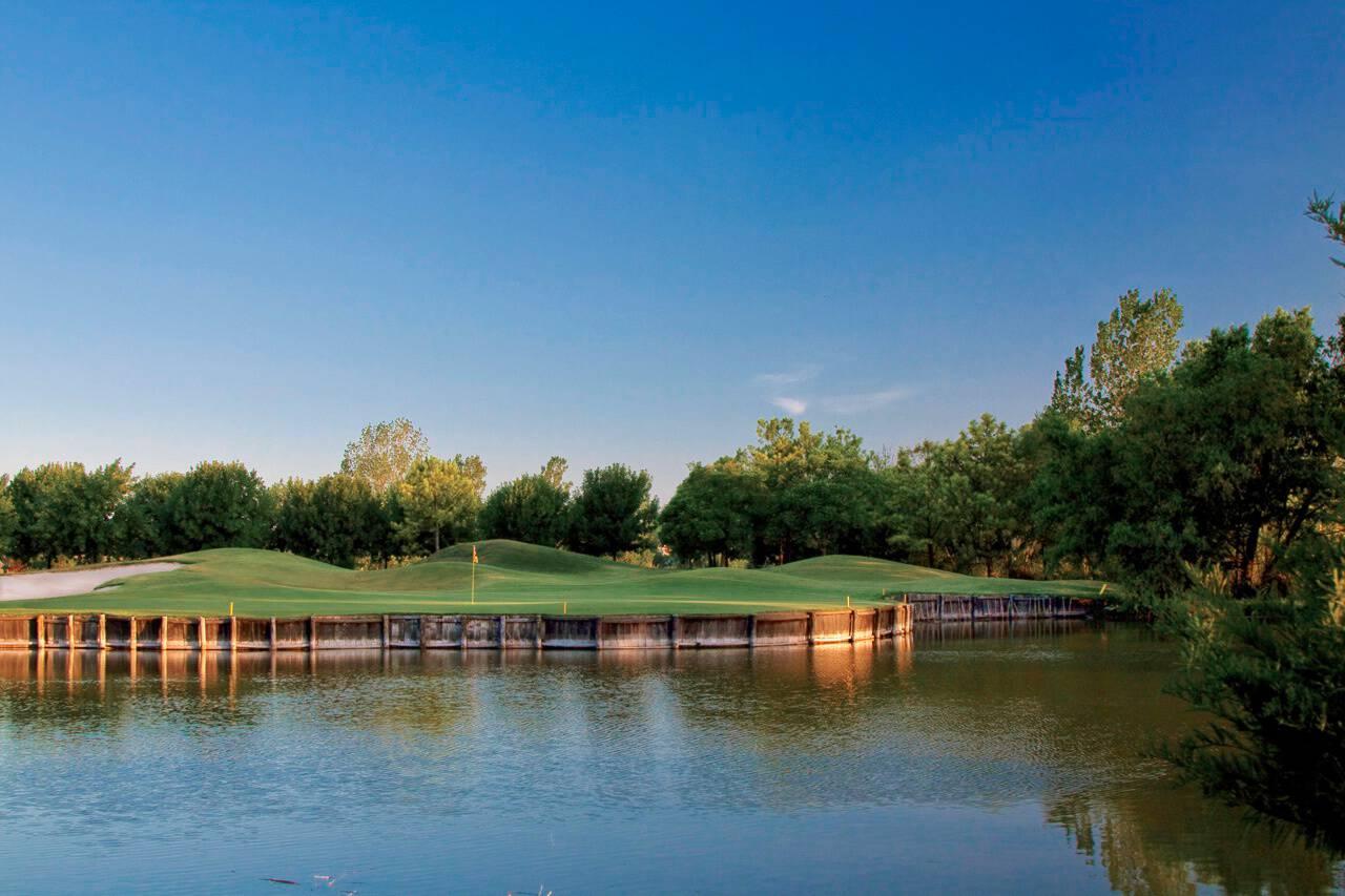 Green over large water hazard