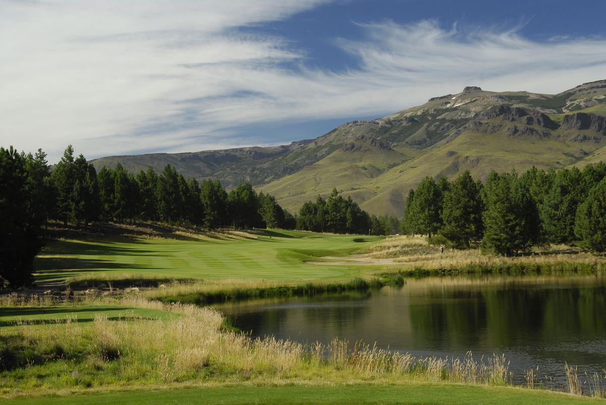 A wide fairway with mountain views