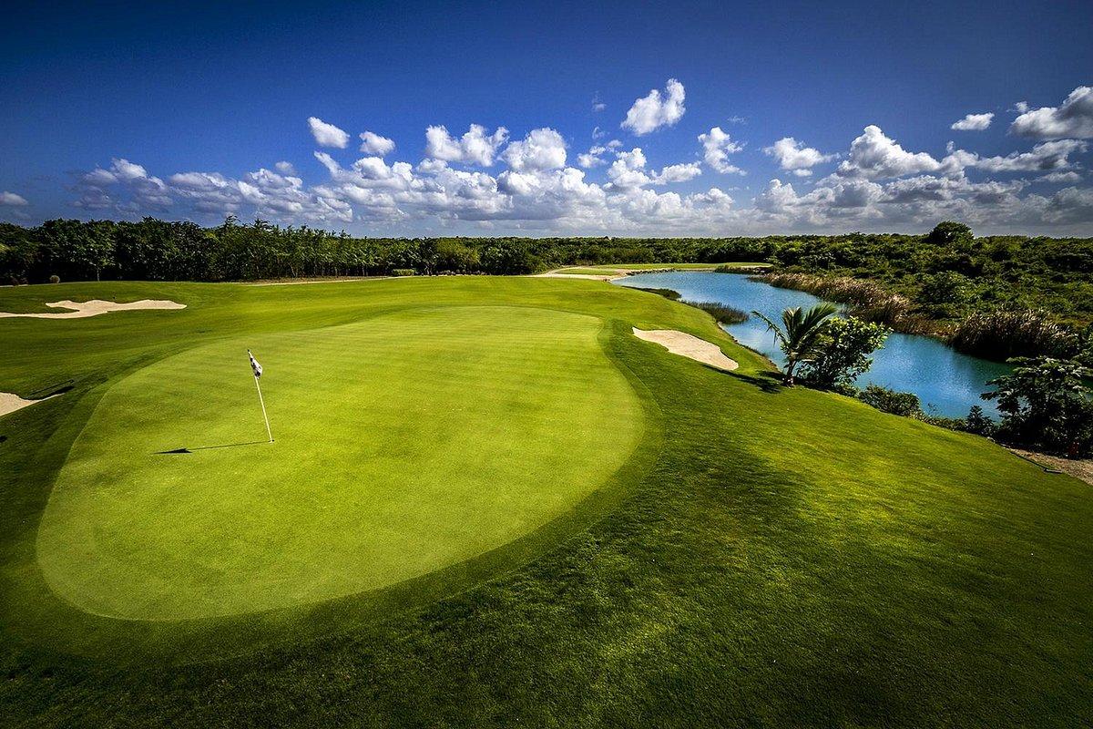 Panoramic view of an elevated well-maintained green next to a water hazard