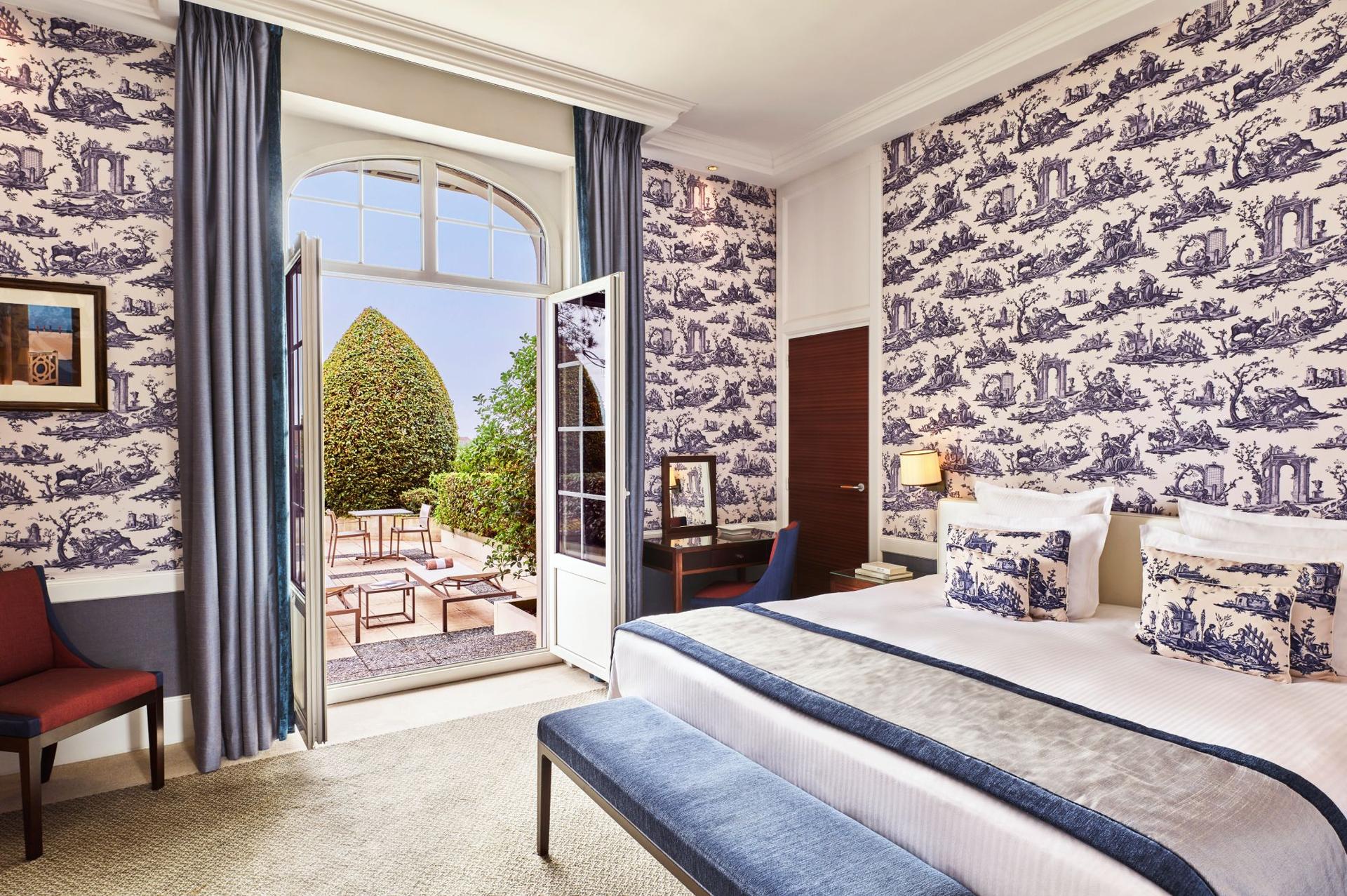 Double bed in a Double Room with a patio area