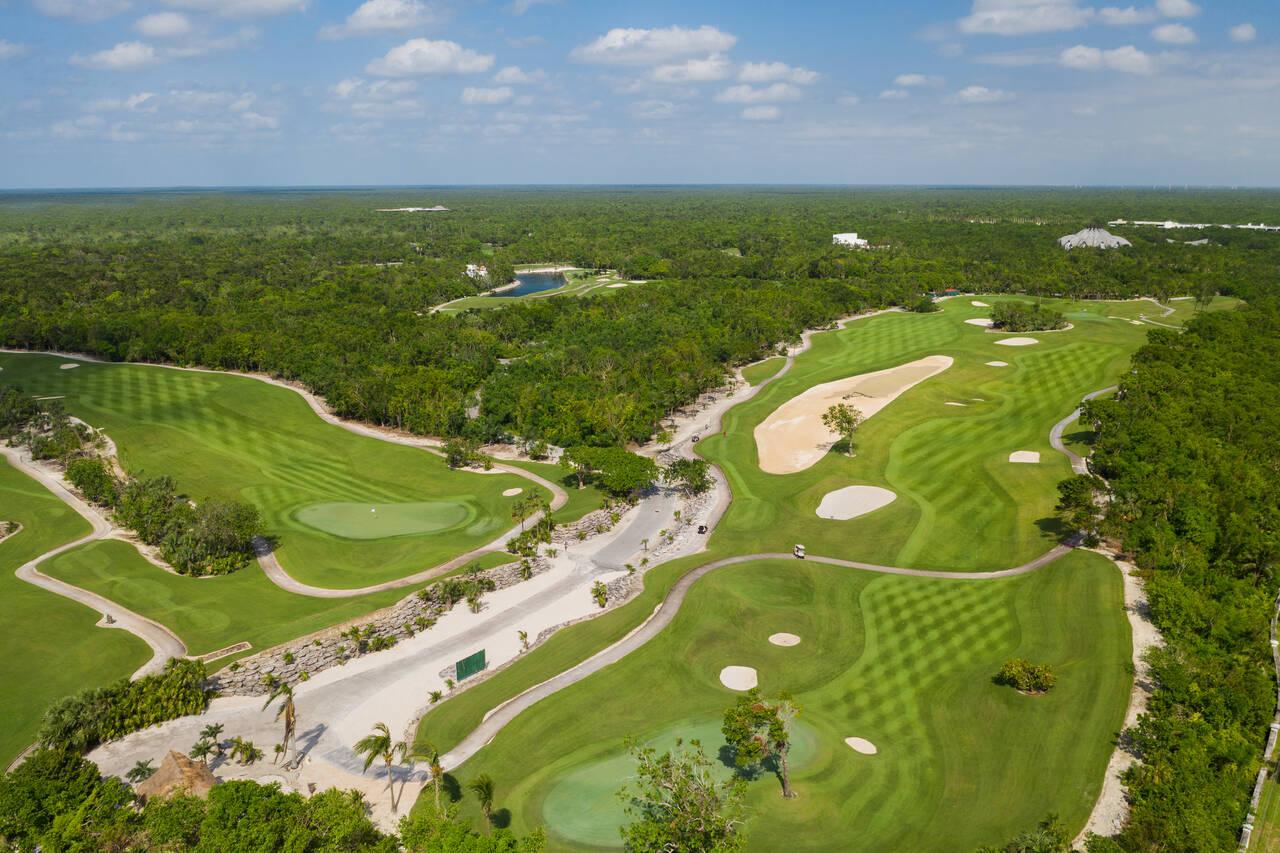 Birdseye view of the course showing its wide fairways and manicured greens both nestled with bunkers