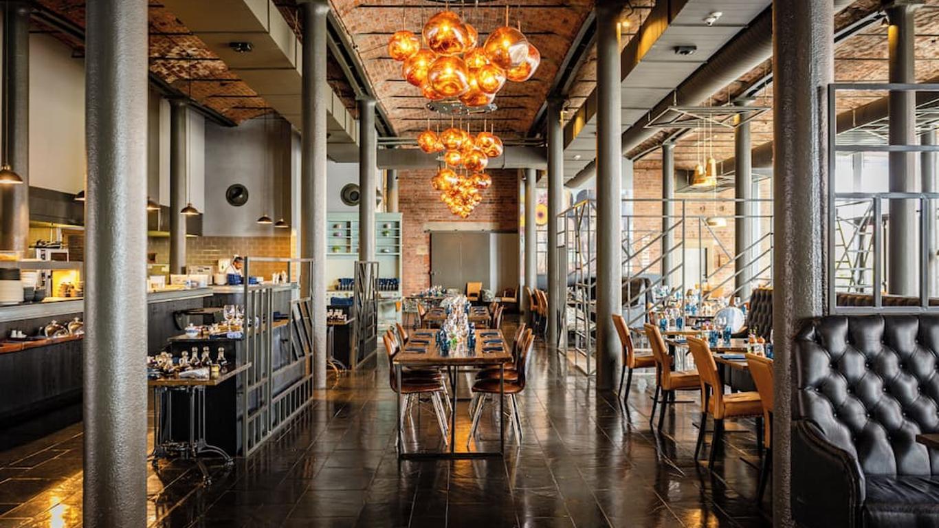 Dining room and breakfast bar at the Titanic Hotel with a modern design and open kitchen