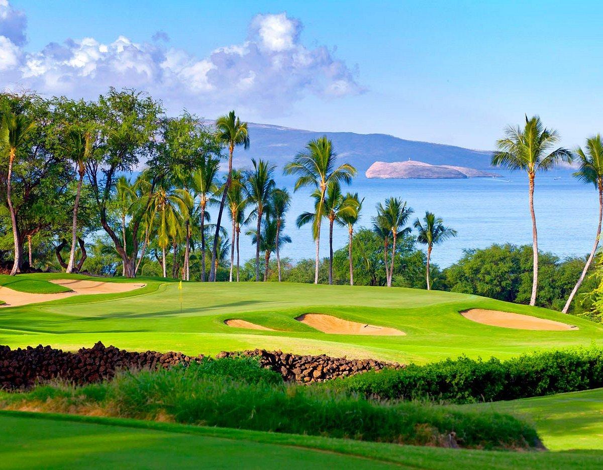 Green surrounded by bunkers with sea views
