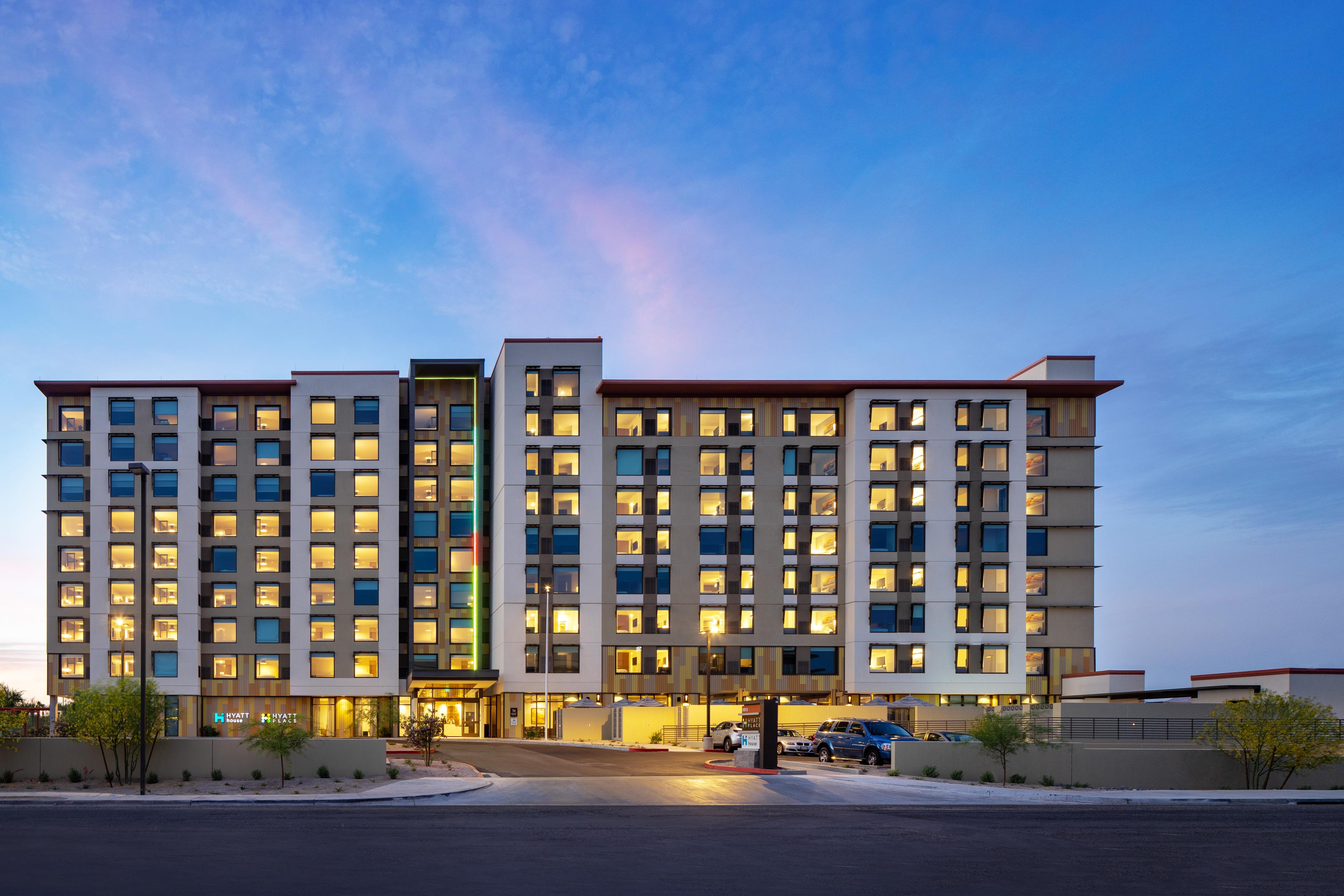Exterior view of Hyatt House North Scottsdale at evening