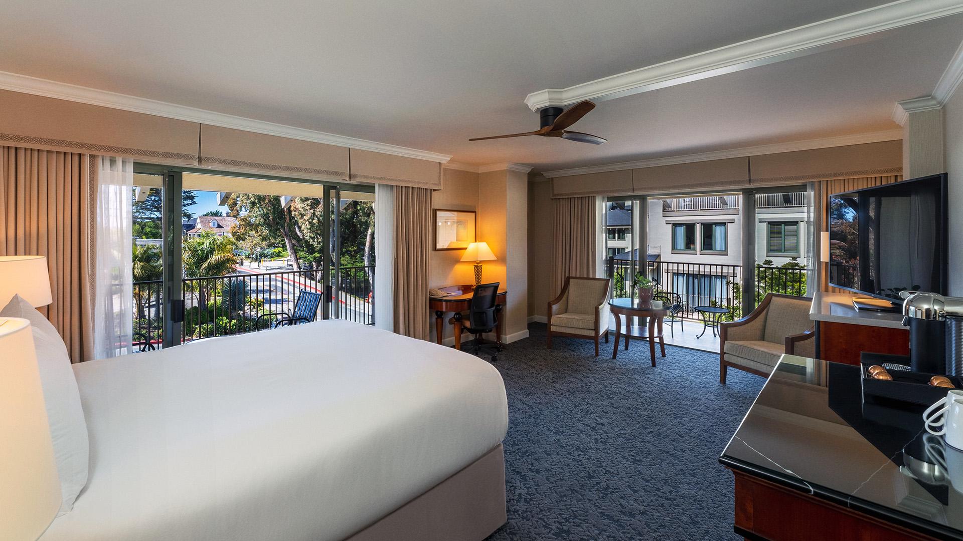 A modern double bed room with a panoramic balcony for views of both sides of the room