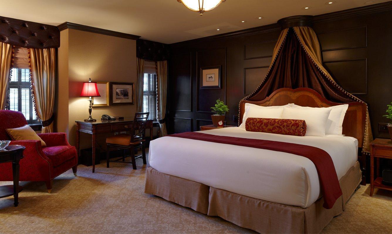 A luxurious double bed room