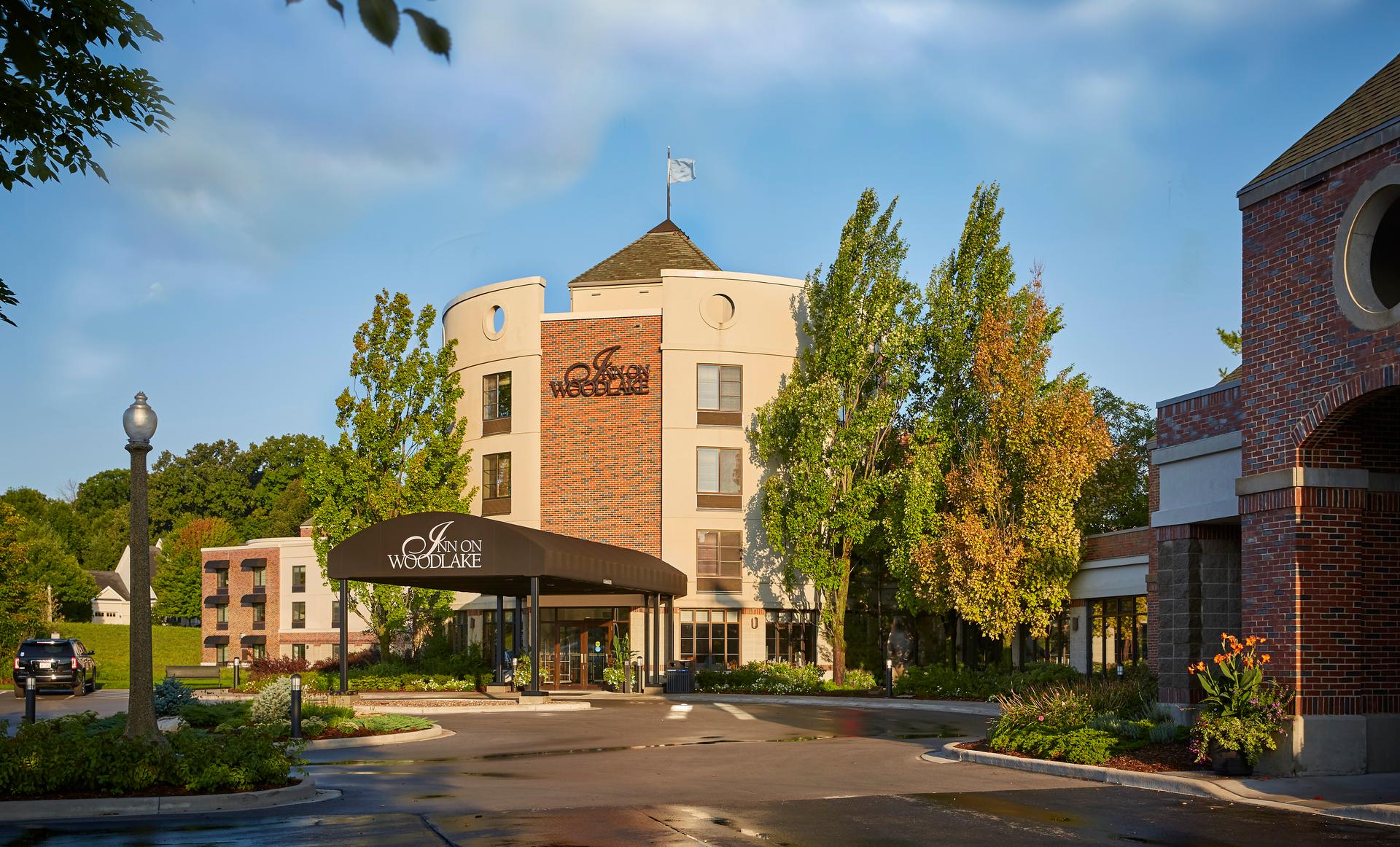 Panoramic view of the sun shining down on The Inn on Woodlake